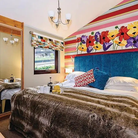 Brockwood Hall Lodges